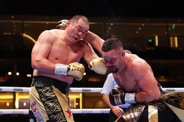 Joseph Parker landing a punch on Zhilei Zhang