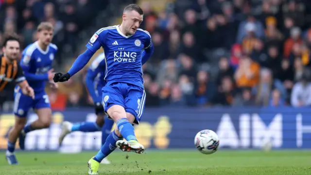 Jamie Vardy scores