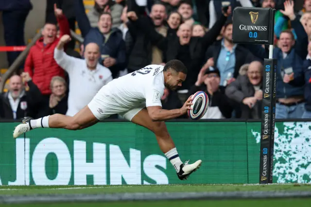 Ollie Lawrence scoring a try