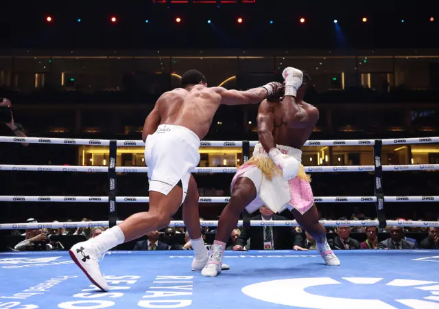 Anthony Joshua throws a punch at Francis Ngannou