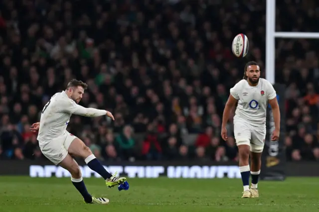 Eliot Daily kicking a penalty