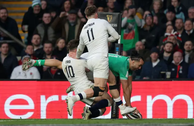 Lowe scoring a try