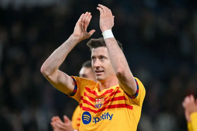 Robert Lewandowski claps Barcelona fans