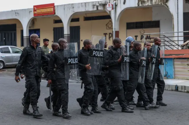 Comoros police officers