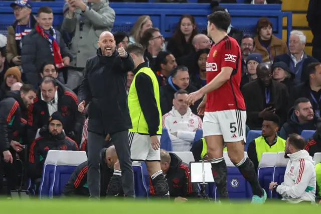 Erik ten Hag puts his thumbs up to Harry Maguire