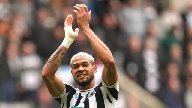 Joelinton applauds the Newcastle fans