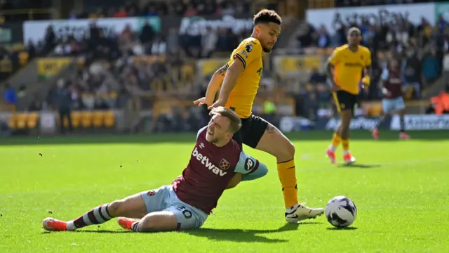 Jarrod Bowen goes down injured against Wolves