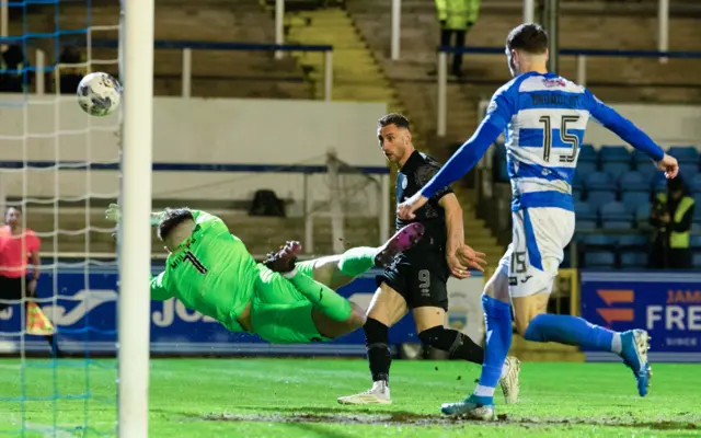 Louis Moult makes it 3-0 Dundee United