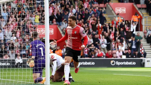 Che Adams celebrates for Southampton