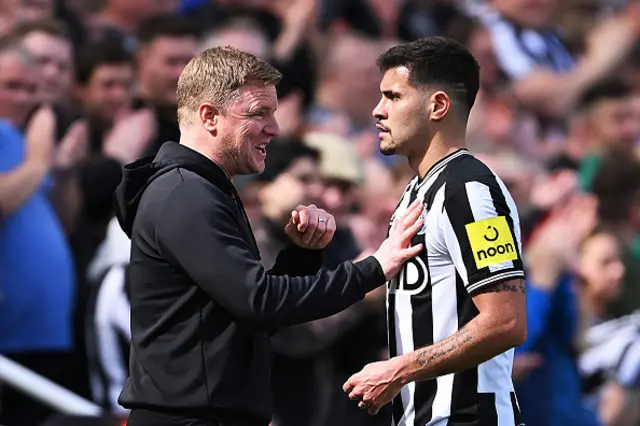 Eddie Howe, Manager of Newcastle United, talks to Bruno Guimaraes