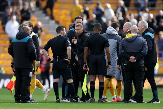 Gary O'Neil, Manager of Wolverhampton Wanderers, reacts towards Referee Tony Harrington