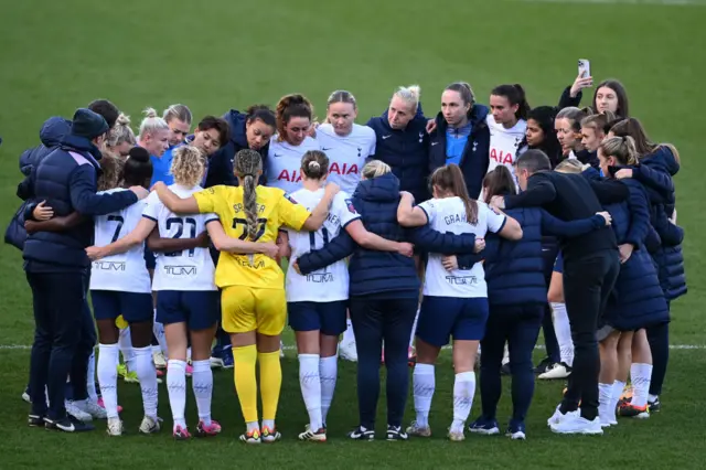 Spurs plaeyrs gather together on the pitch at full time