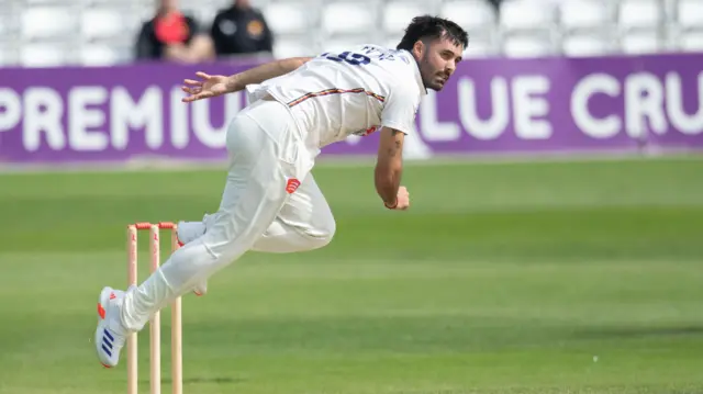 Shane Snater bowling for Essex