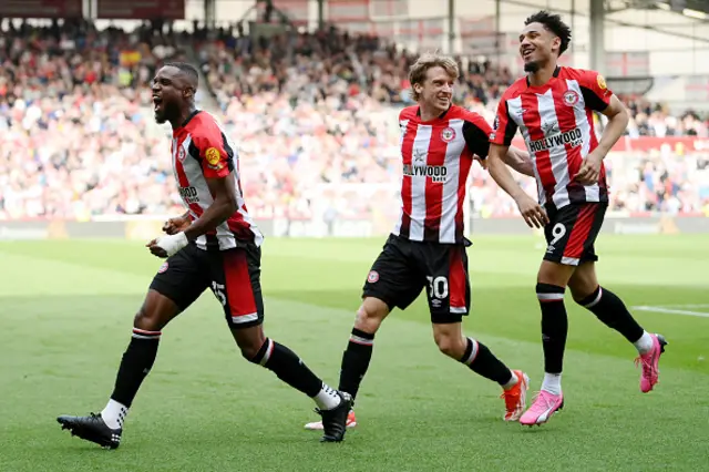 Frank Onyeka of Brentford celebrates scoring his team's second goal with teammates