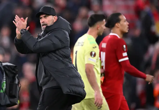 Jurgen Klopp claps crowd