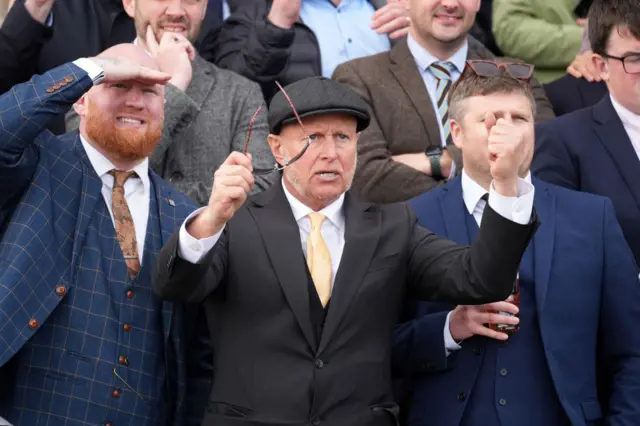 Aintree crowd