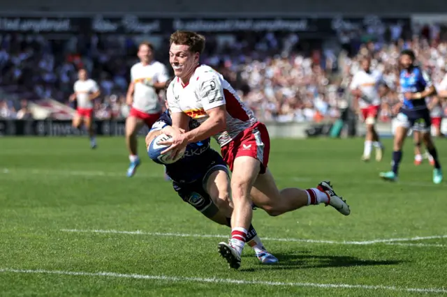 Will Porter scores a try