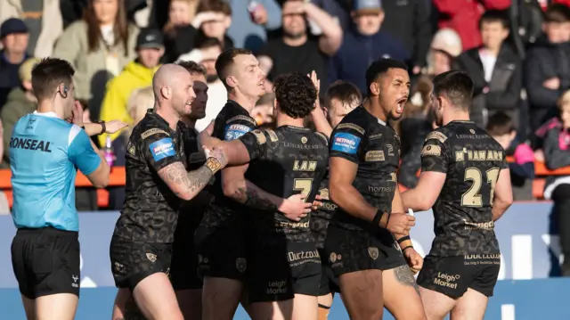 Leigh celebrate Umyla Hanley's try