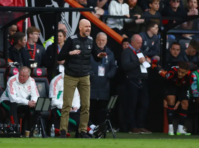 Ten Hag urges his side to calm down by waving his arms