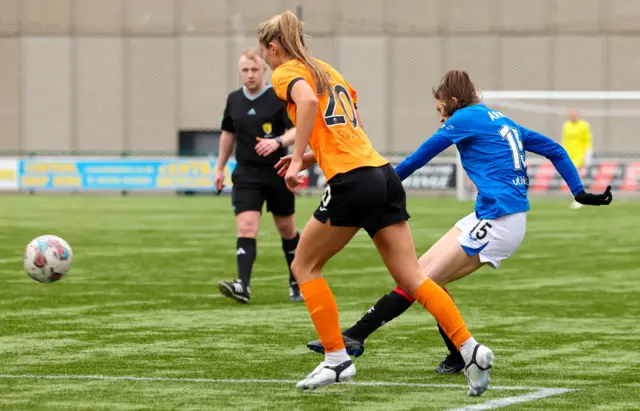 Lizzie Arnot scores for Rangers