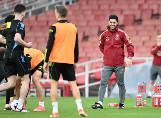 Mikel Arteta coaching Arsenal