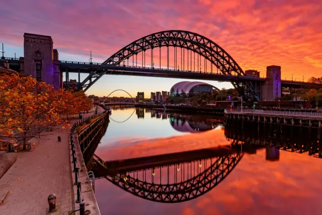 Sunrise over the TYne Bridge reflected in the river