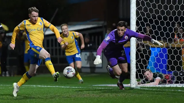 Stephen Quinn scores for Mansfield Town