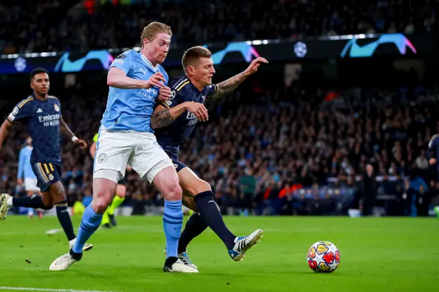 Kevin De Bruyne (L) of Manchester City and Toni Kroos of Real Madrid battle for the ball