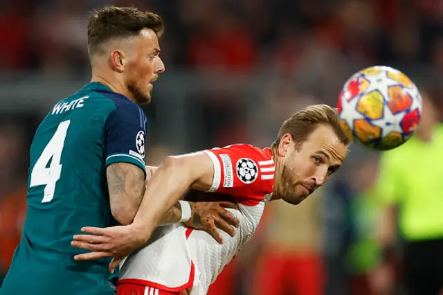 Harry Kane (R) and Arsenal's English defender #04 Ben White vie for the ball