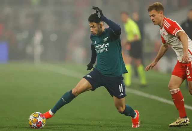 Joshua Kimmich (R) and Arsenal's Brazilian midfielder #11 Gabriel Martinelli vie for the ball