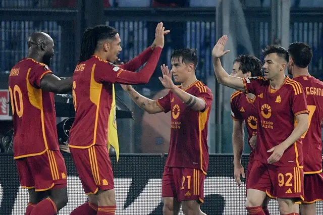 Paulo Dybala celebrates with Roma's Belgian midfielder #90 Romelu Lukaku