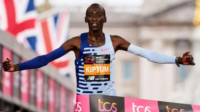 Kelvin Kiptum crossing the line