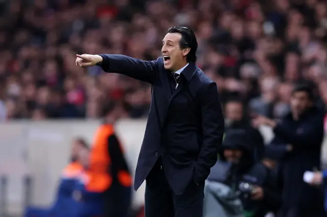 Unai Emery, Manager of Aston Villa, gives the team instructions