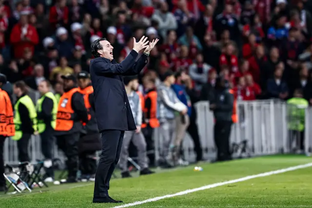 Unai Emery gives instructions