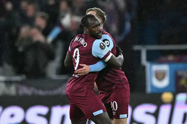 Michail Antonio (L) celebrates with West Ham United's English striker #20 Jarrod Bowen