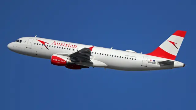 An Austrian Airlines Airbus A320-214 in the sky