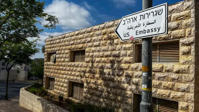 A road sign shows the way towards the US embassy in Jerusalem on April 19