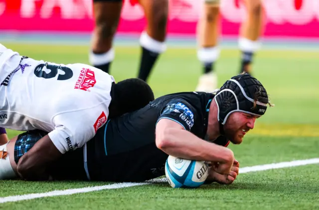 Max Williamson scoring Glasgow's second try