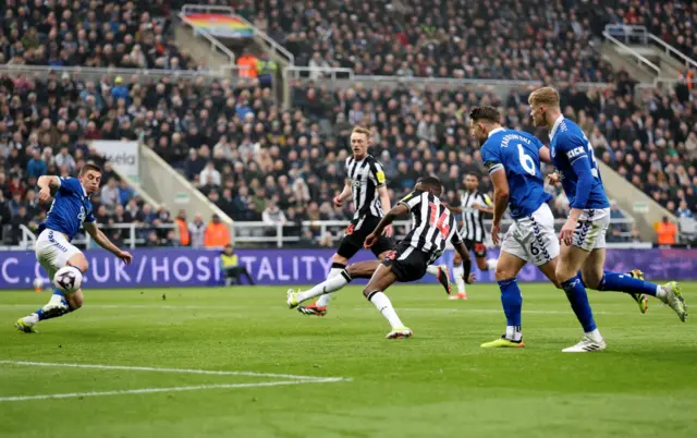 Isak scores v Everton