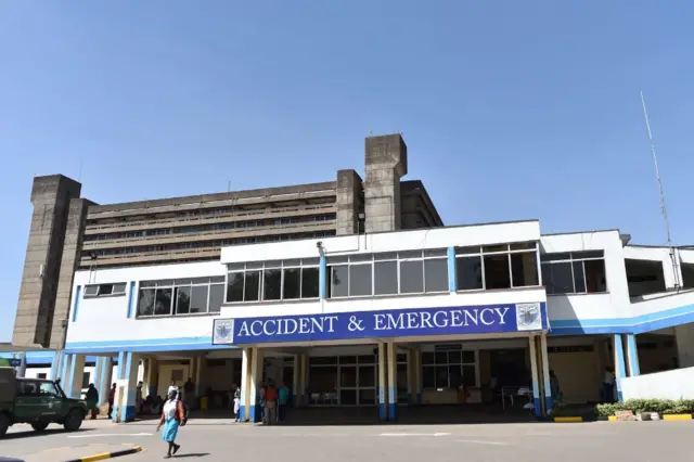 People stand in front of the accident and emergency wing of Kenya's oldest hospital, Kenyatta National Hospital (KNH) on January 23, 2018 in Nairobi.