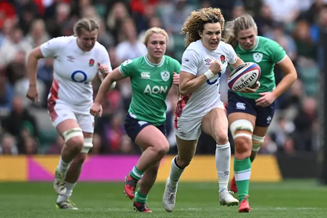 Ellie Kildunne (C) runs with the ball