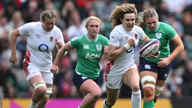 Ellie Kildunne running at Ireland