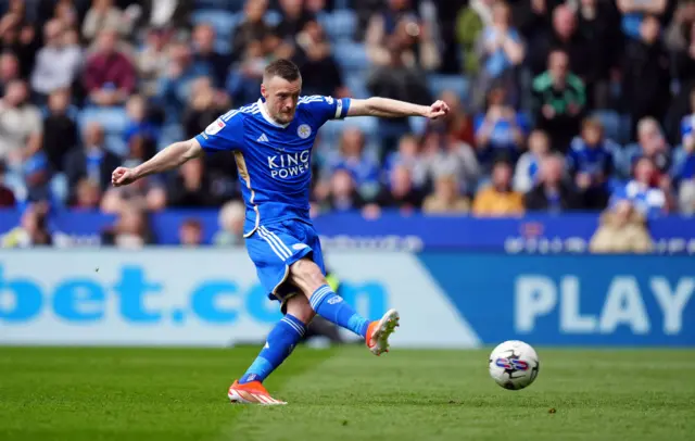 Jamie Vardy misses a penalty for Leicester