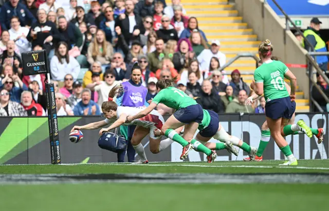 Abby Dow scores a disallowed try