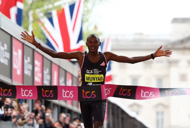 Alexander Mutiso Munyao wins the 2024 men's elite race at London Marathon