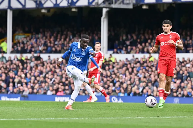 Idrissa Gueye of Everton shoots to score