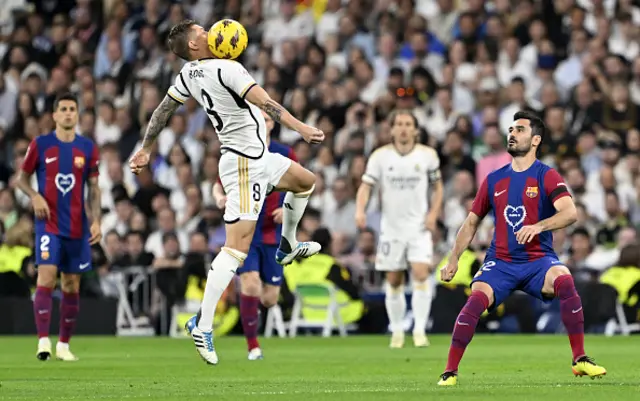 Ilkay Gundogan (R) of Barcelona and Toni Kroos (8) of Real Madrid compete