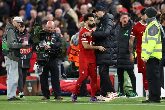 Jurgen Klopp talks with Liverpool's Egyptian striker Mohamed Salah