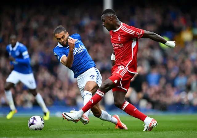 Moussa Niakhate of Nottingham Forest passes the ball