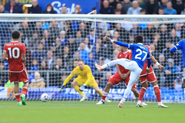 Idrissa Gueye of Everton shoots